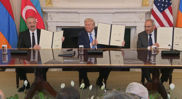 Armenia và Azerbaijan ký thỏa thuận hòa bình, cam kết chấm dứt giao tranh kéo dài 35 năm - Ảnh 1.