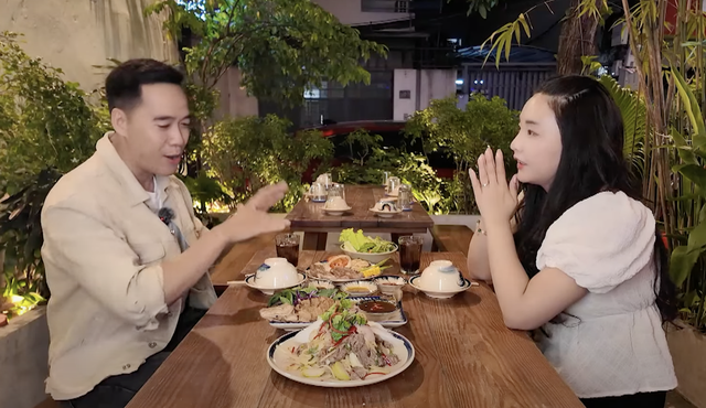 Bỏng Ngô Mario và Hỷ Khí Dương Dương mê mẩn món xông đá mực và bê - Ảnh 1.