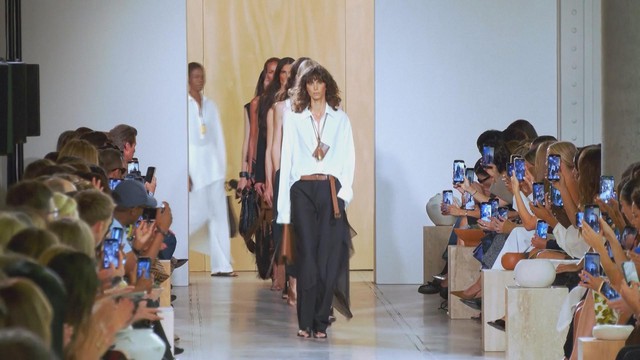 Michael Kors trình làng bộ sưu tập xuân hè 2026 tại Tuần lễ Thời trang New York- Ảnh 1. Michael Kors trình làng bộ sưu tập xuân hè 2026 tại Tuần lễ Thời trang New York- Ảnh 1.