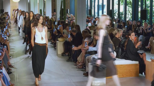 Michael Kors trình làng bộ sưu tập xuân hè 2026 tại Tuần lễ Thời trang New York- Ảnh 3. Michael Kors trình làng bộ sưu tập xuân hè 2026 tại Tuần lễ Thời trang New York- Ảnh 3.