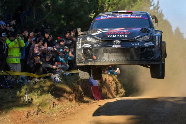 Ogier vươn lên ngôi đầu tại Rally Chile - Ảnh 1.