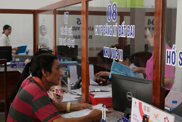 Cán bộ tuyệt đối không được yêu cầu dân xuất trình giấy tờ đã tích hợp trên VNeID - Ảnh 1.