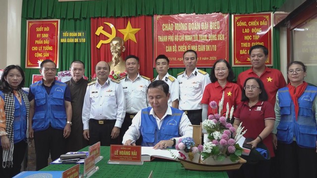 Đoàn đại biểu TP.HCM đến thăm cán bộ, chiến sĩ Nhà giàn DK1 - Ảnh 2.
