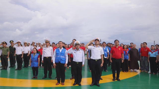 Đoàn đại biểu TP.HCM đến thăm cán bộ, chiến sĩ Nhà giàn DK1 - Ảnh 1.