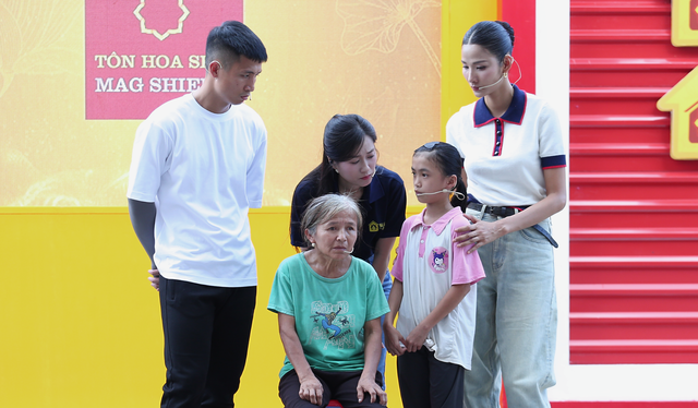Lâm Vỹ Dạ đau lòng trước cô bé dân tộc Thái ở vùng sâu vùng xa - Mái ấm gia đình Việt - Ảnh 3.