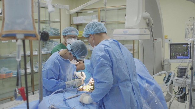 Bệnh viện Đa khoa Xuyên Á TP.HCM cứu sống cụ ông 76 tuổi bằng kỹ thuật EVAR - Ảnh 2.