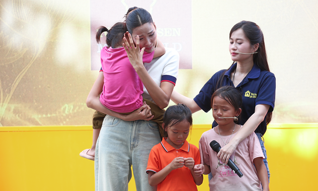 Hoàng Thùy bật khóc khi bé gái mất mẹ ôm chặt mình không rời - Mái ấm gia đình Việt - Ảnh 3.