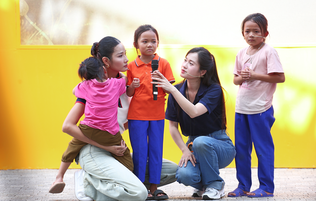 Hoàng Thùy bật khóc khi bé gái mất mẹ ôm chặt mình không rời - Mái ấm gia đình Việt - Ảnh 4.