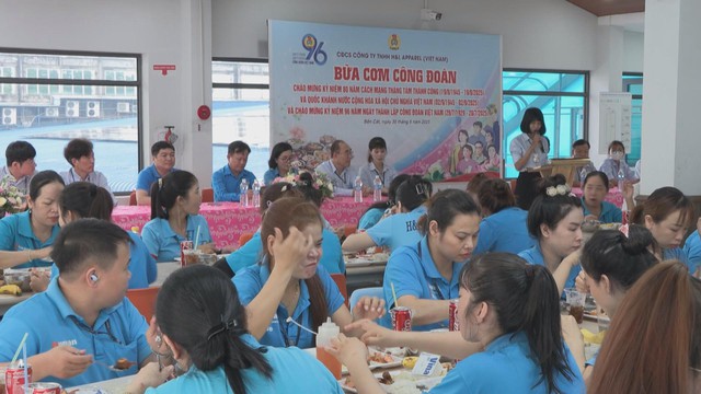 Lan tỏa yêu thương từ “Bữa cơm Công đoàn”- Ảnh 1. Lan tỏa yêu thương từ “Bữa cơm Công đoàn”- Ảnh 1.