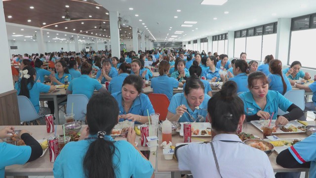 Lan tỏa yêu thương từ “Bữa cơm Công đoàn”- Ảnh 2. Lan tỏa yêu thương từ “Bữa cơm Công đoàn”- Ảnh 2.