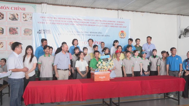 Lan tỏa yêu thương từ “Bữa cơm Công đoàn”- Ảnh 3. Lan tỏa yêu thương từ “Bữa cơm Công đoàn”- Ảnh 3.