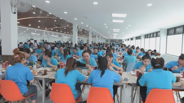 Lan tỏa yêu thương từ “Bữa cơm Công đoàn”- Ảnh 5. Lan tỏa yêu thương từ “Bữa cơm Công đoàn”- Ảnh 5.