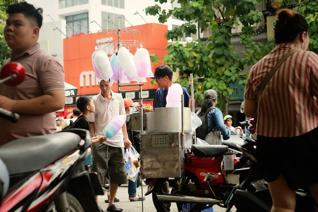 Giữa ngày Tết Độc lập, vẫn có những nhịp sống lặng lẽ mưu sinh - Ảnh 11.