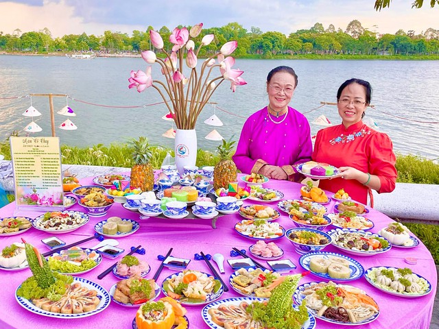 Nhà thơ Hồ Đắc Thiếu Anh chở ẩm thực trên con thuyền thơ - Ảnh 4.