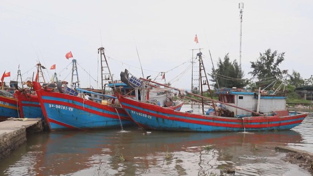 Bão Ragasa mạnh lên siêu bão, gió cấp 16, sóng cao 10m trên Biển Đông - Ảnh 2.