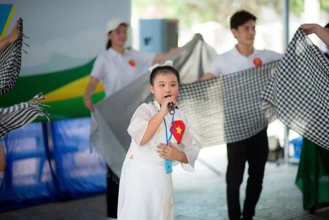 Diễn viên nhí Phi Phụng: Dấu ấn bất ngờ với vai Sao Hỏa trong “Vườn Âm Nhạc – Rộn ràng trăng thu” - Ảnh 4.
