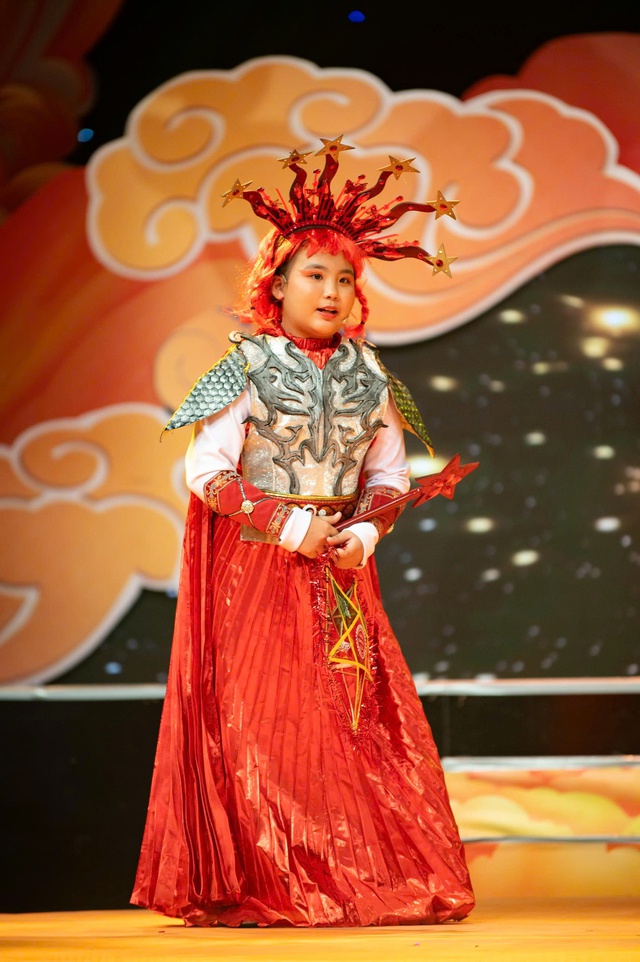 Diễn viên nhí Phi Phụng: Dấu ấn bất ngờ với vai Sao Hỏa trong “Vườn Âm Nhạc – Rộn ràng trăng thu” - Ảnh 3.