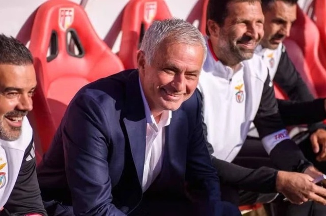 Jose Mourinho đánh dấu ngày trở lại Benfica bằng chiến thắng đậm trước AFS - Ảnh 1.