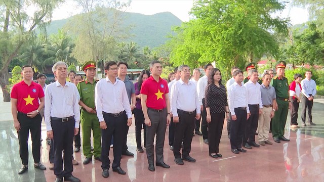 Dâng hương tưởng niệm anh hùng liệt sỹ tại Côn Đảo - Ảnh 1.