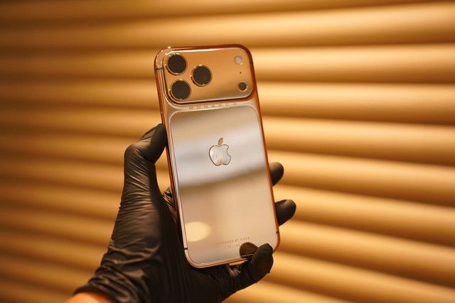 iPhone 17 Pro Max “MONARCH” mạ vàng đầu tiên thế giới do Thắng Eric chế tác - Ảnh 2.