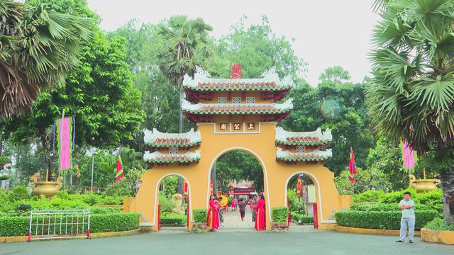 Chủ tịch UBND TP.HCM Nguyễn Văn Được dâng hương tưởng nhớ Đức Thượng công Tả quân Lê Văn Duyệt - Ảnh 1.