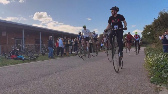 Cuộc đua xe đạp Penny Farthing tại Anh - Ảnh 1.