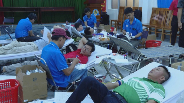 LĐLĐ TP.HCM tổ chức chương trình hiến máu tình nguyện - Ảnh 1.