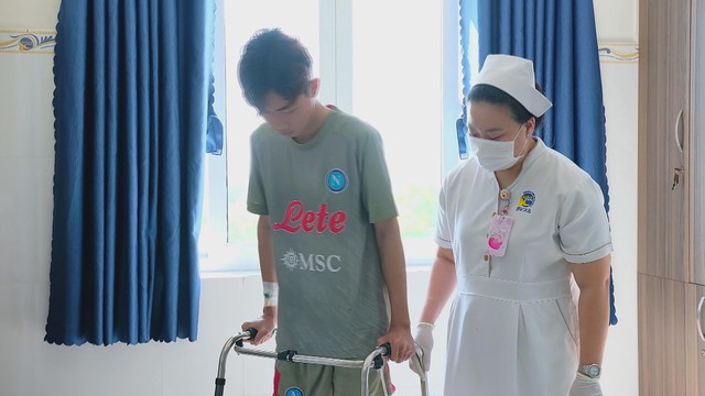 Liên tiếp thay khớp háng thành công cho người trẻ bị hoại tử chỏm xương đùi nặng - Ảnh 2.