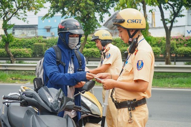 TP.HCM giao công an nghiên cứu xử phạt lao động công ích với người vi phạm giao thông - Ảnh 1.