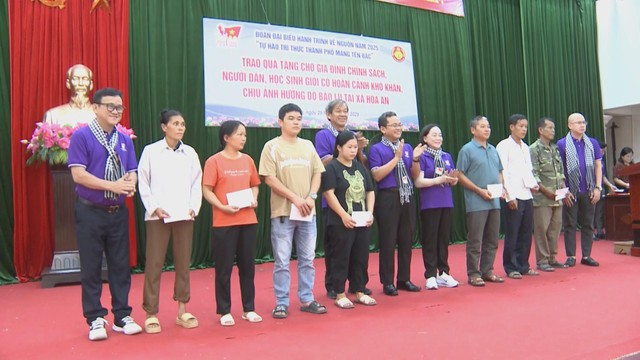 Đoàn trí thức TP.HCM trao quà hỗ trợ người dân và học sinh khó khăn tại Cao Bằng - Ảnh 4.