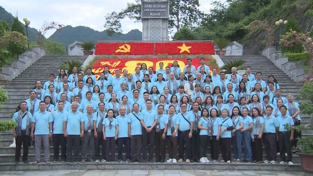 Đoàn trí thức TP.HCM dâng hương tại khu di tích lịch sử Pác Bó, tri ân Chủ tịch Hồ Chí Minh và anh hùng liệt sĩ Kim Đồng - Ảnh 1.