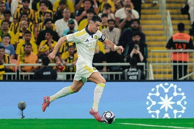 Ronaldo góp công giúp Al Nassr vươn lên ngôi đầu Saudi Pro League - Ảnh 1.