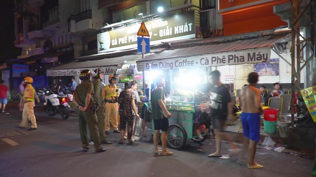 Vỉa hè bệnh viện TP.HCM: Ra quân xử lý, tình trạng lấn chiếm giảm rõ rệt - Ảnh 2.