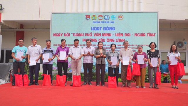 Ngày hội “Thành phố văn minh – hiện đại – nghĩa tình” tại phường Cầu Ông Lãnh - Ảnh 2.