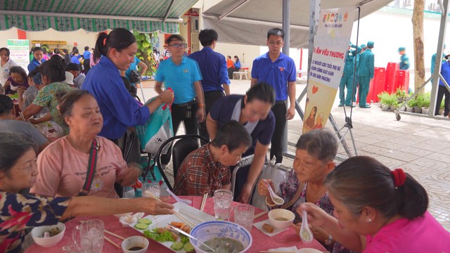 Ngày hội “Thành phố văn minh – hiện đại – nghĩa tình” tại phường Cầu Ông Lãnh - Ảnh 4.