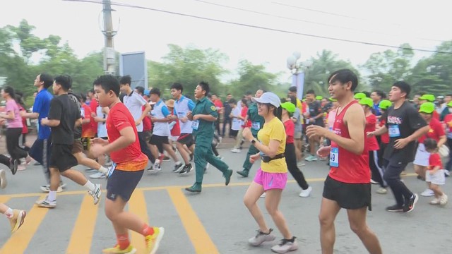 Phường Thuận An tổ chức Giải Việt dã “Chạy để khỏe - Chạy vào kỷ nguyên vươn mình” - Ảnh 3.