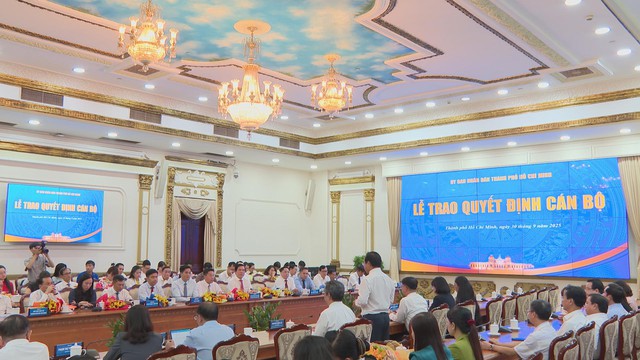 TP. Hồ Chí Minh trao quyết định nghỉ hưu, điều động và bổ nhiệm nhiều lãnh đạo sở, ngành, doanh nghiệp, trường học - Ảnh 1.
