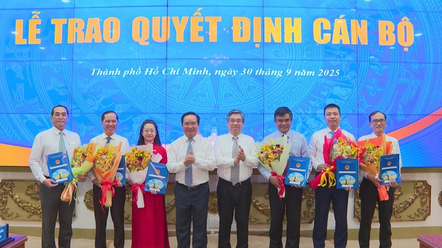 TP. Hồ Chí Minh trao quyết định nghỉ hưu, điều động và bổ nhiệm nhiều lãnh đạo sở, ngành, doanh nghiệp, trường học - Ảnh 5.