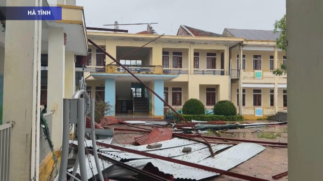 Lưới điện Hà Tĩnh tê liệt, gần 43.000 căn nhà hư hỏng - Ảnh 1.