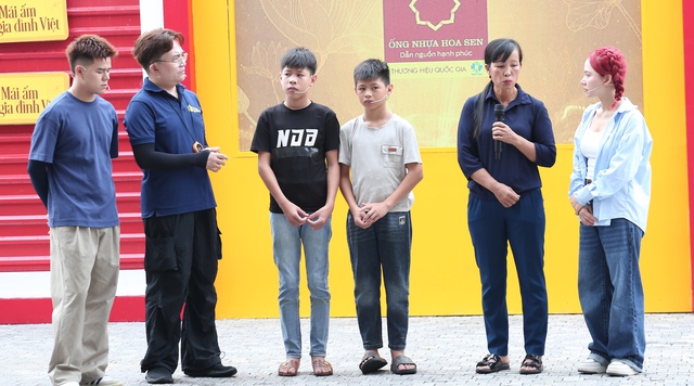 Ngô Lan Hương bật khóc khi gặp bé 11 tuổi mồ côi mẹ - Ảnh 2.