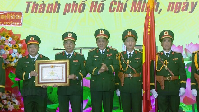 Lực lượng vũ trang TP.HCM đón nhận Huân chương Quân công hạng Ba - Ảnh 3.
