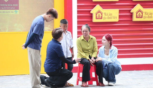 Ngô Lan Hương bật khóc khi gặp bé 11 tuổi mồ côi mẹ - Ảnh 3.