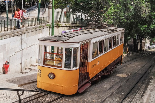 Tàu điện lật nghiêng ở Bồ Đào Nha, ít nhất 15 người thiệt mạng - Ảnh 2.