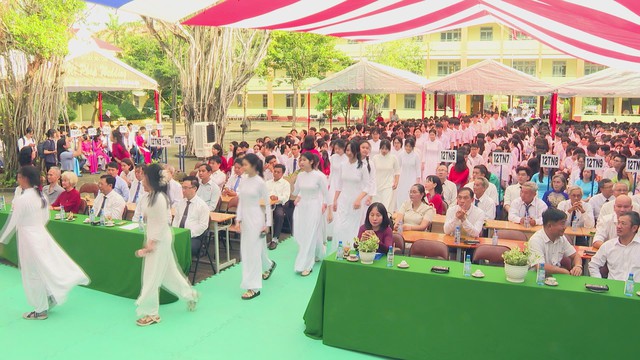 Đồng chí Đặng Minh Thông dự lễ khai giảng và đón nhận Huân chương Lao động Hạng Nhì tại Trường THPT Trung Phú - Ảnh 2.