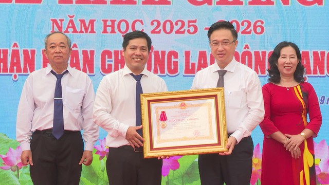 Đồng chí Đặng Minh Thông dự lễ khai giảng và đón nhận Huân chương Lao động Hạng Nhì tại Trường THPT Trung Phú - Ảnh 4.