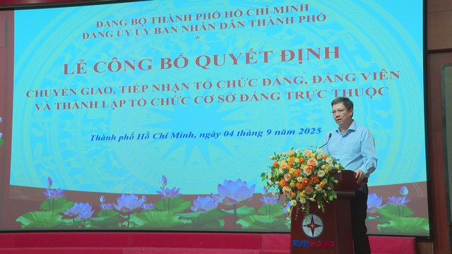 Công bố quyết định chuyển giao, tiếp nhận và thành lập tổ chức đảng trực thuộc Đảng bộ UBND TP.HCM - Ảnh 1.