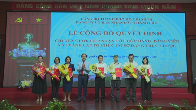 Công bố quyết định chuyển giao, tiếp nhận và thành lập tổ chức đảng trực thuộc Đảng bộ UBND TP.HCM - Ảnh 2.