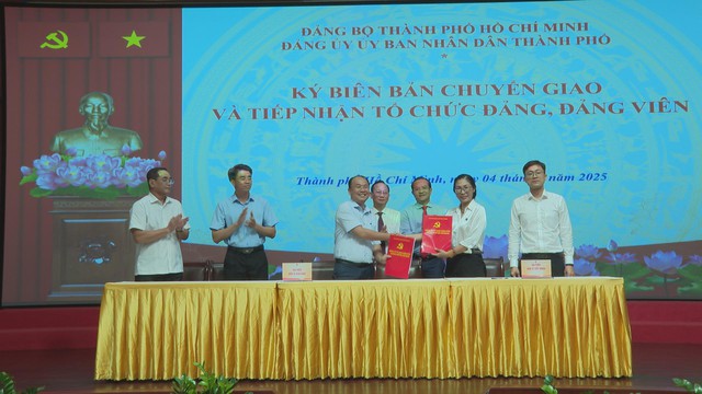 Công bố quyết định chuyển giao, tiếp nhận và thành lập tổ chức đảng trực thuộc Đảng bộ UBND TP.HCM - Ảnh 4.