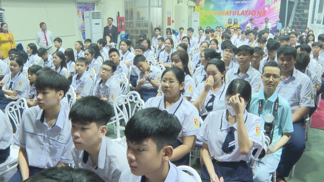 Đồng chí Võ Văn Minh dự lễ khai giảng tại Trường THCS-THPT Hồng Hà, đón nhận Huân chương Lao động hạng Nhì - Ảnh 2.