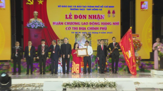 Đồng chí Võ Văn Minh dự lễ khai giảng tại Trường THCS-THPT Hồng Hà, đón nhận Huân chương Lao động hạng Nhì - Ảnh 3.
